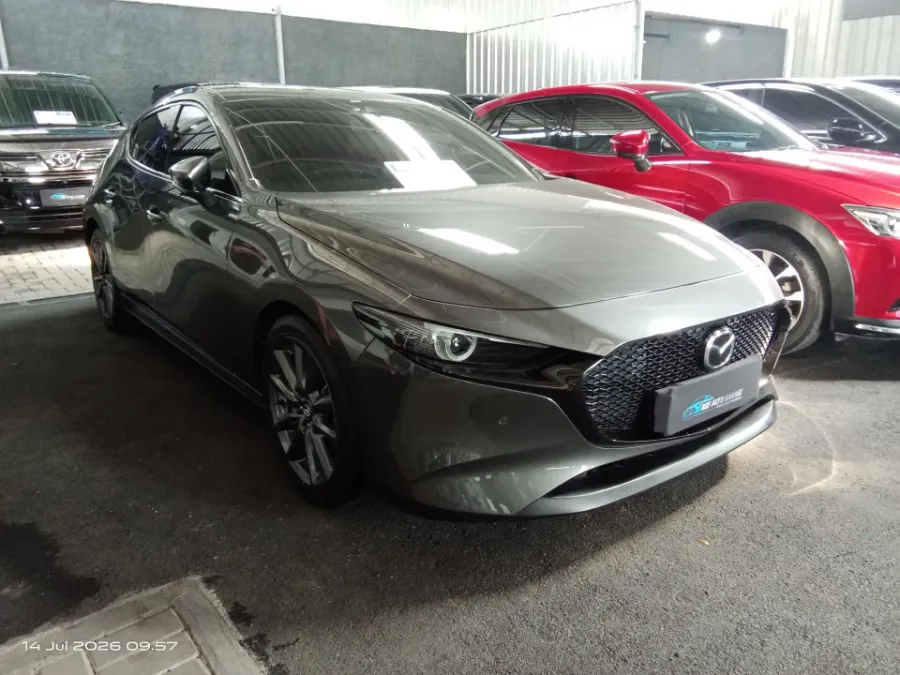 Foto Mobil Bekas Kanan Depan Mazda 3 1.5 tahun 2021