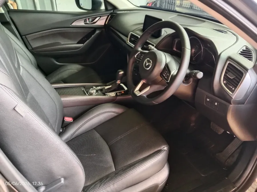 Foto Mobil Bekas Kabin Depan Mazda 3 2.0 tahun 2019