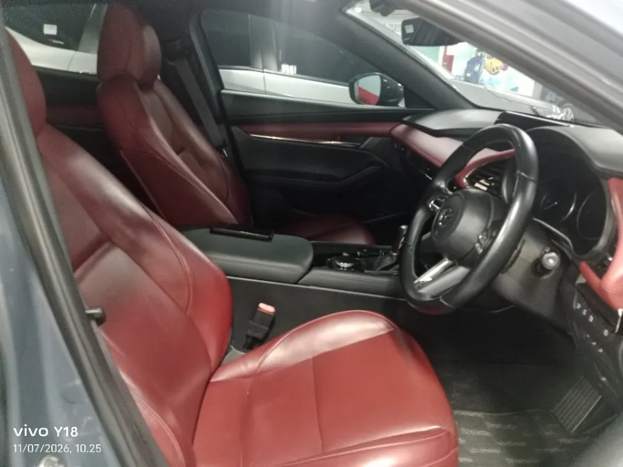 Foto Mobil Bekas Kabin Depan Mazda 3 2.0 tahun 2019