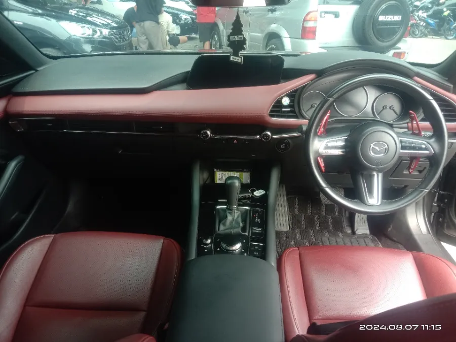 Foto Mobil Bekas Dashboard Mazda 3 2.0 tahun 2021