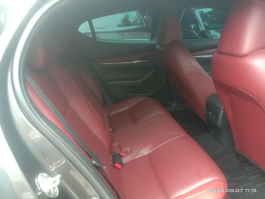Foto Mobil Bekas Kabin Belakang Mazda 3 2.0 tahun 2021