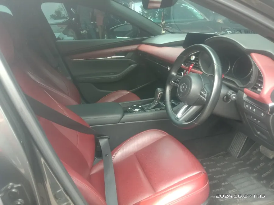 Foto Mobil Bekas Kabin Depan Mazda 3 2.0 tahun 2021