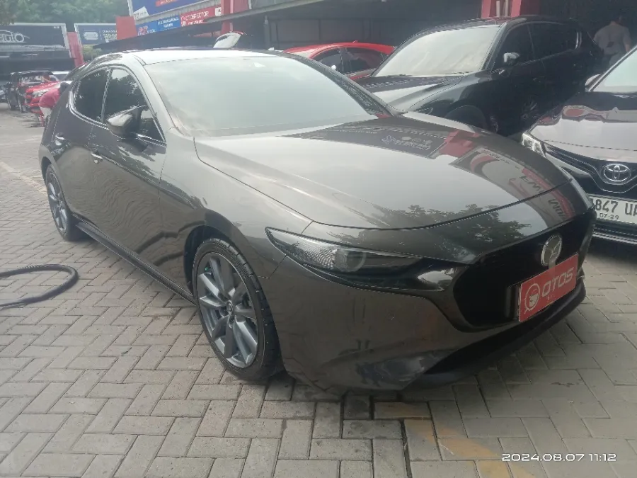 Foto Mobil Bekas Kanan Depan Mazda 3 2.0 tahun 2021