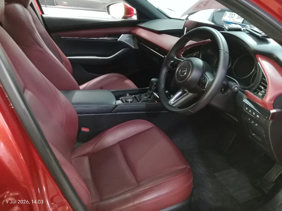 Foto Mobil Bekas Kabin Depan Mazda 3 2.0 tahun 2025