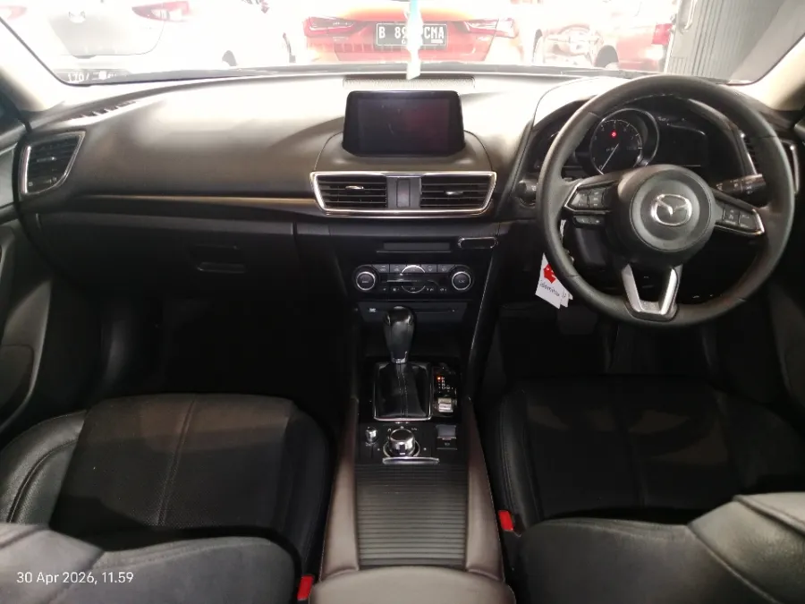Foto Mobil Bekas Dashboard Mazda 3 2.0 Skyactiv-G Hatchback tahun 2018