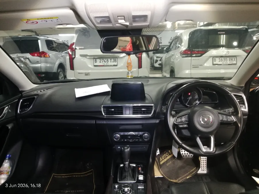 Foto Mobil Bekas Dashboard Mazda 3 2.0 Skyactiv-G Hatchback tahun 2018