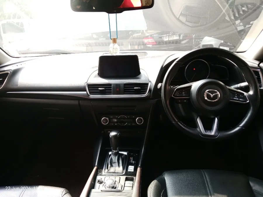 Foto Mobil Bekas Dashboard Mazda 3 2.0 Skyactiv-G Hatchback tahun 2018
