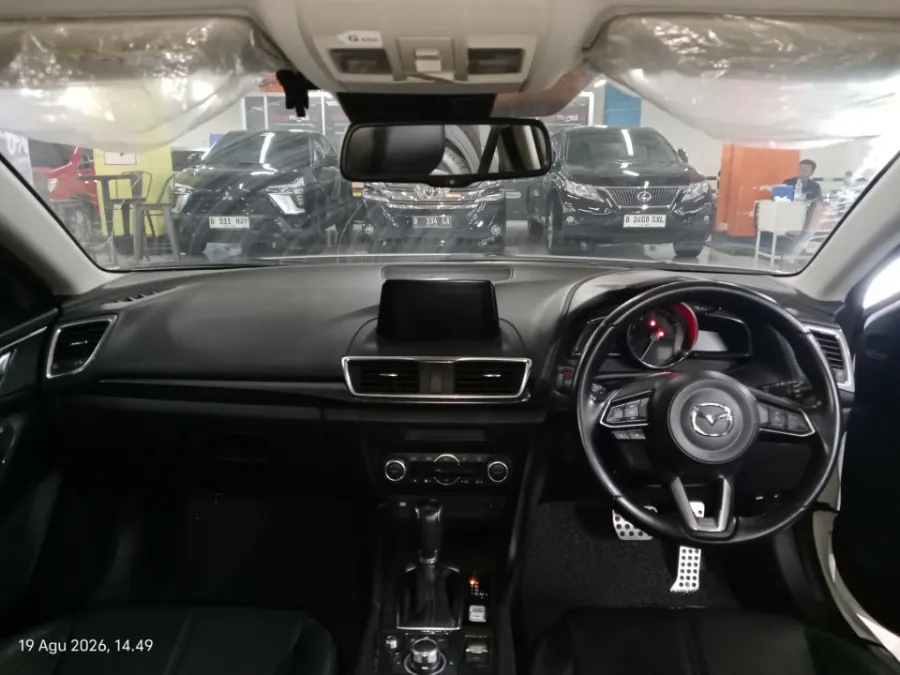 Foto Mobil Bekas Dashboard Mazda 3 2.0 Skyactiv-G Hatchback tahun 2018