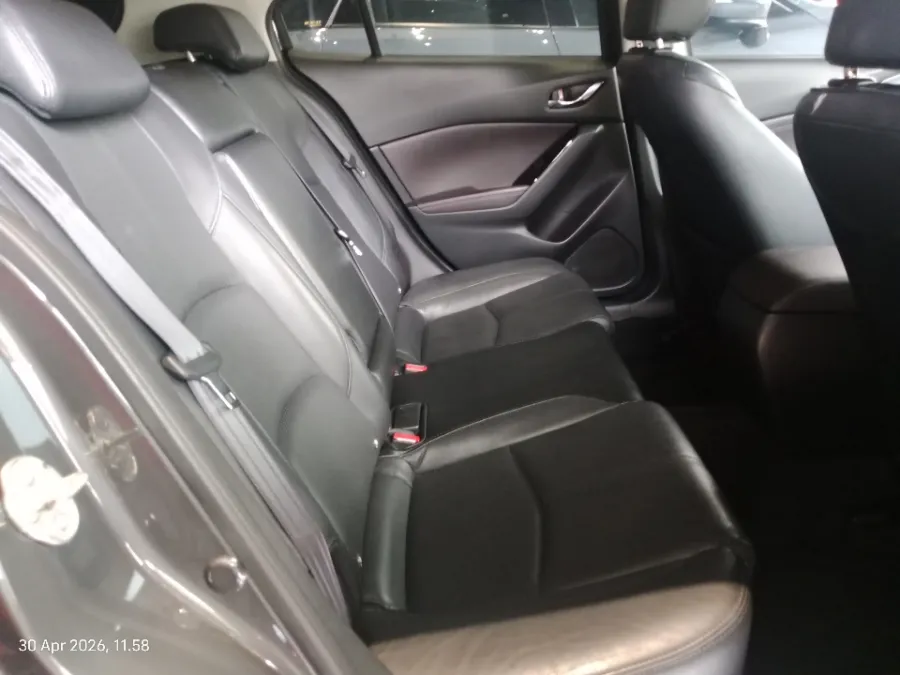 Foto Mobil Bekas Kabin Belakang Mazda 3 2.0 Skyactiv-G Hatchback tahun 2018