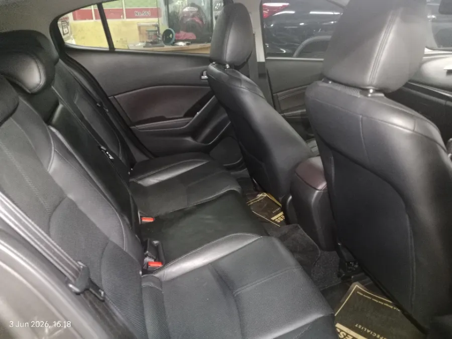 Foto Mobil Bekas Kabin Belakang Mazda 3 2.0 Skyactiv-G Hatchback tahun 2018