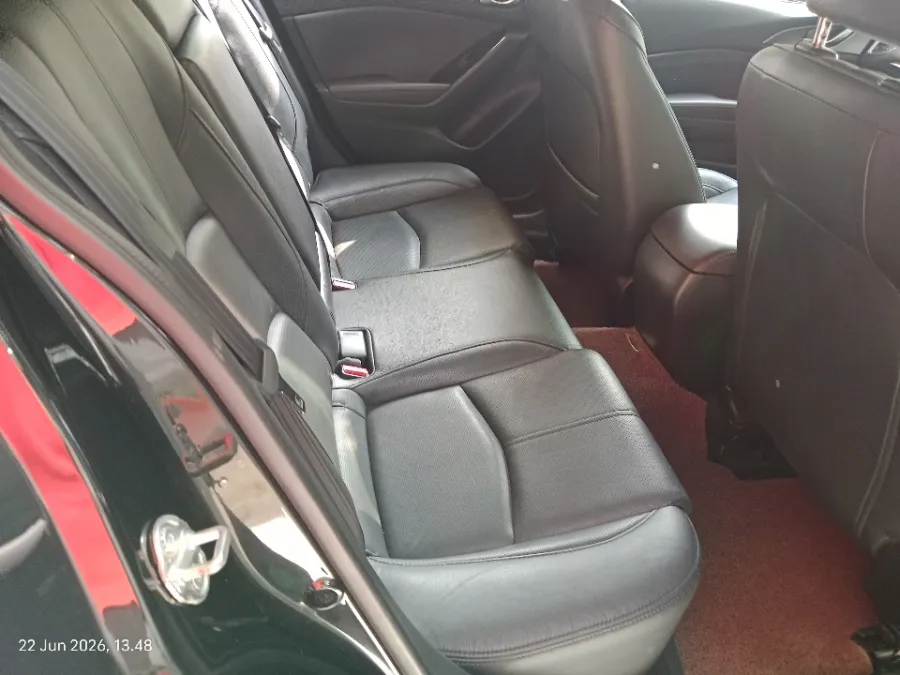 Foto Mobil Bekas Kabin Belakang Mazda 3 2.0 Skyactiv-G Hatchback tahun 2018