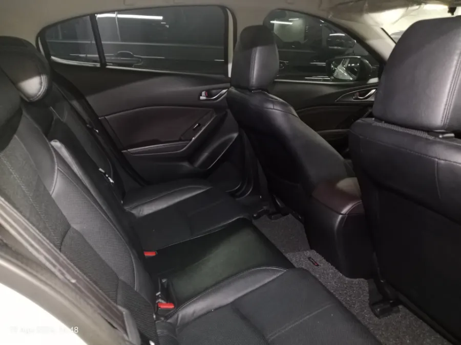 Foto Mobil Bekas Kabin Belakang Mazda 3 2.0 Skyactiv-G Hatchback tahun 2018