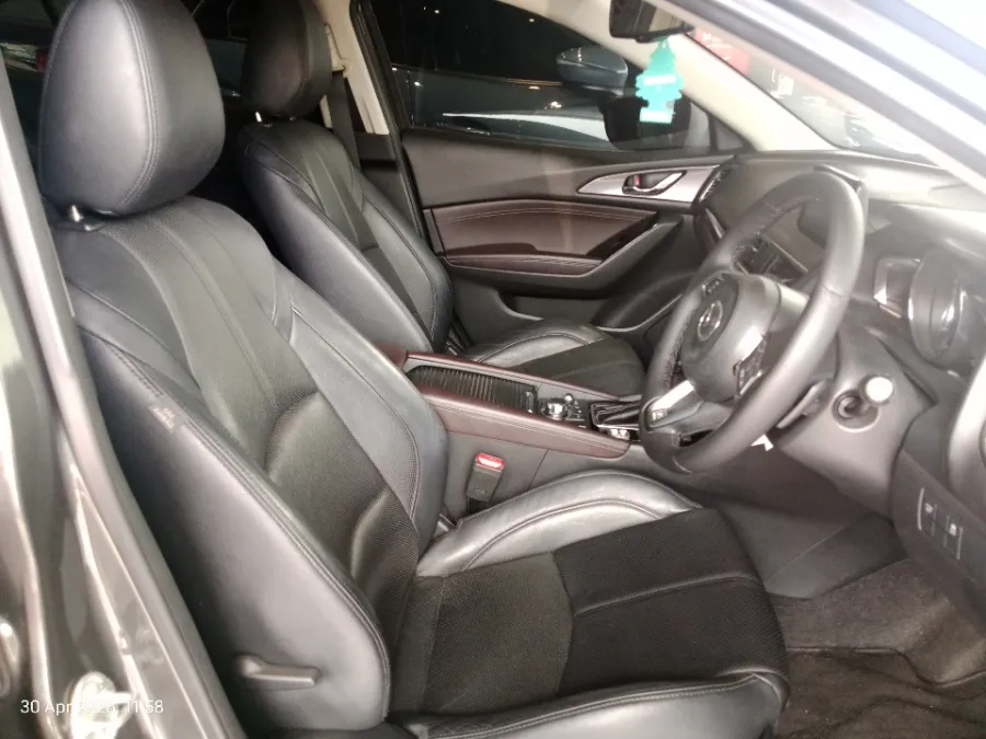 Foto Mobil Bekas Kabin Depan Mazda 3 2.0 Skyactiv-G Hatchback tahun 2018
