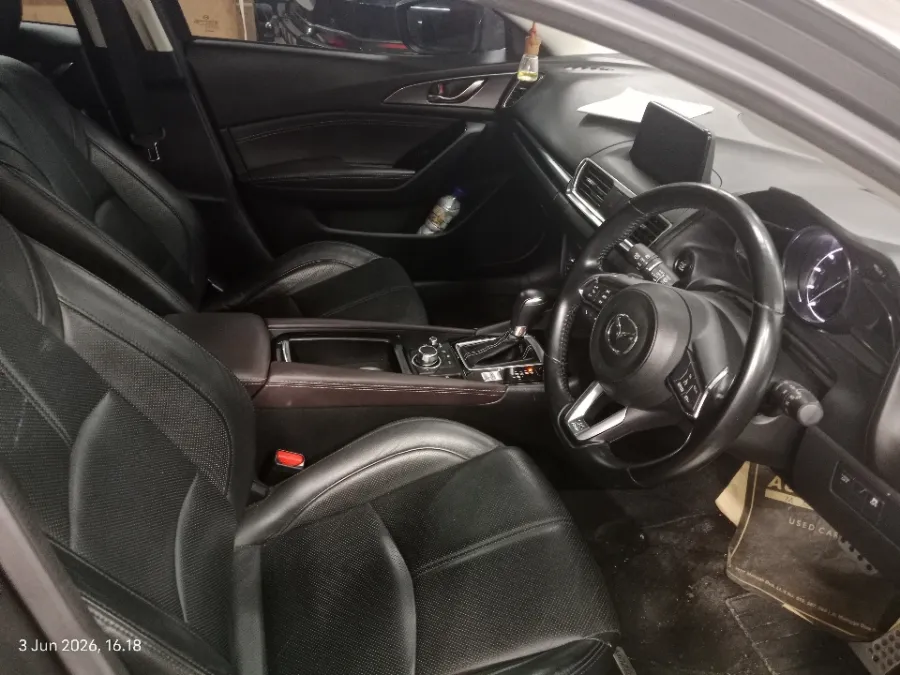 Foto Mobil Bekas Kabin Depan Mazda 3 2.0 Skyactiv-G Hatchback tahun 2018