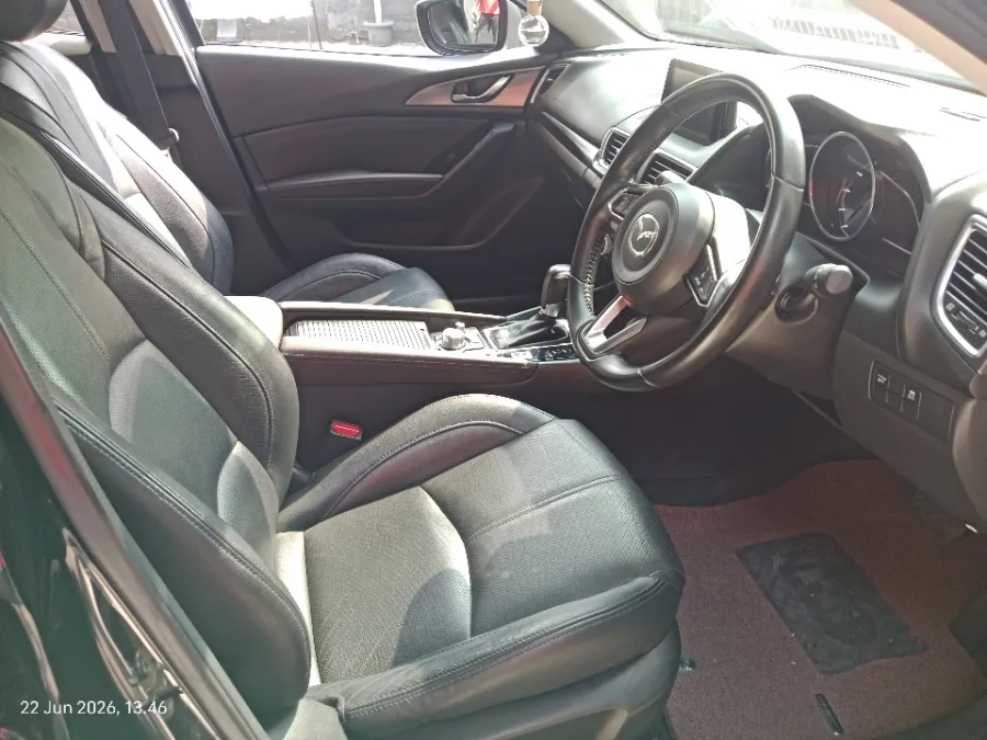 Foto Mobil Bekas Kabin Depan Mazda 3 2.0 Skyactiv-G Hatchback tahun 2018