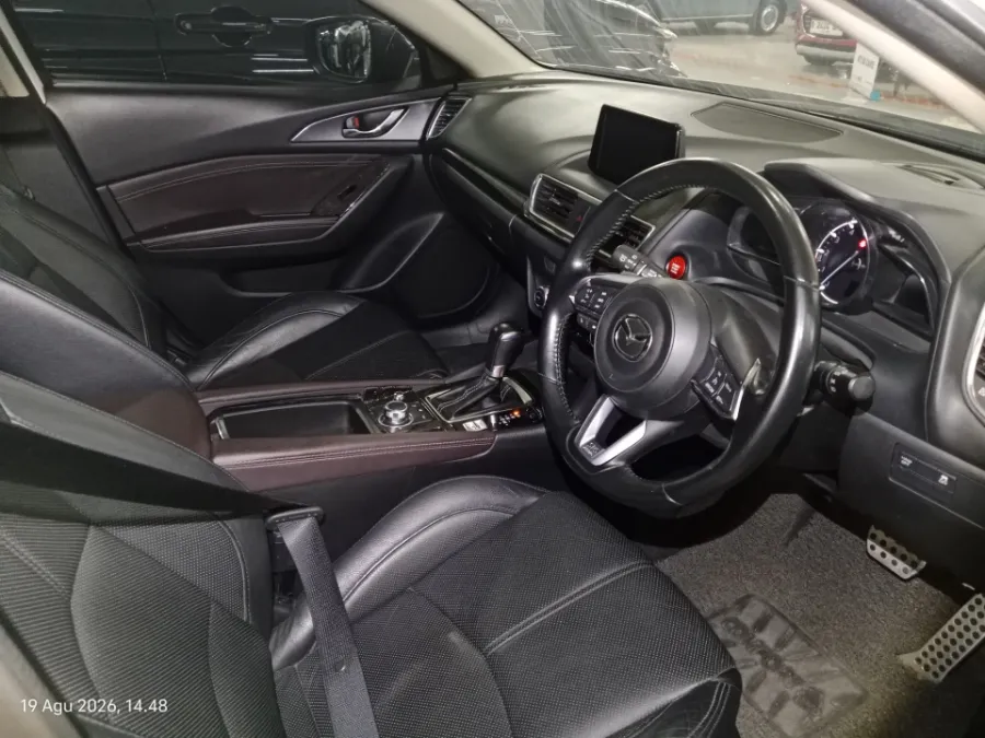 Foto Mobil Bekas Kabin Depan Mazda 3 2.0 Skyactiv-G Hatchback tahun 2018