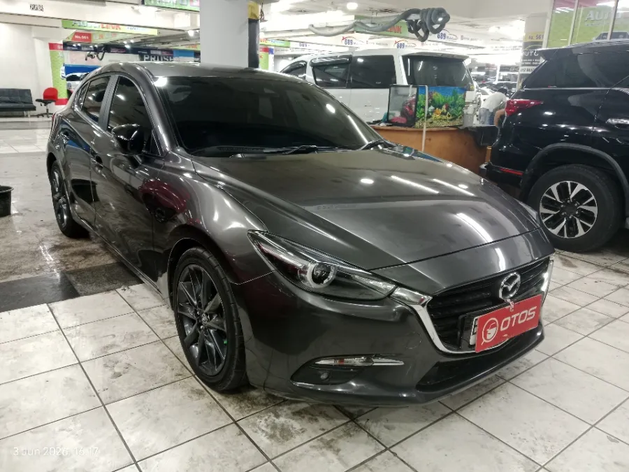 Foto Mobil Bekas Kanan Depan Mazda 3 2.0 Skyactiv-G Hatchback tahun 2018