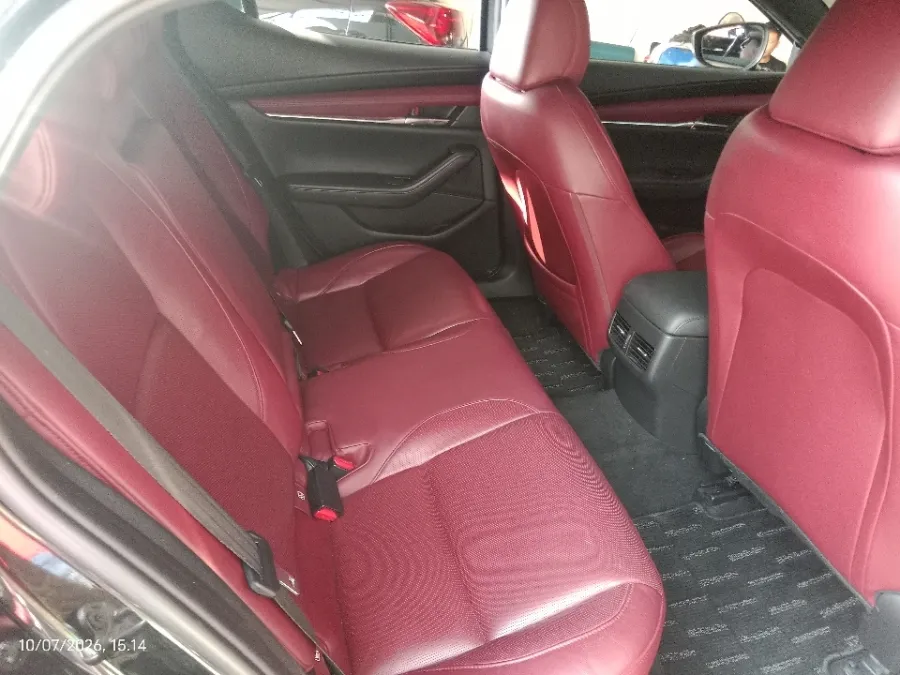 Foto Mobil Bekas Kabin Belakang Mazda 3 2.0 Skyactiv-G Hatchback tahun 2019