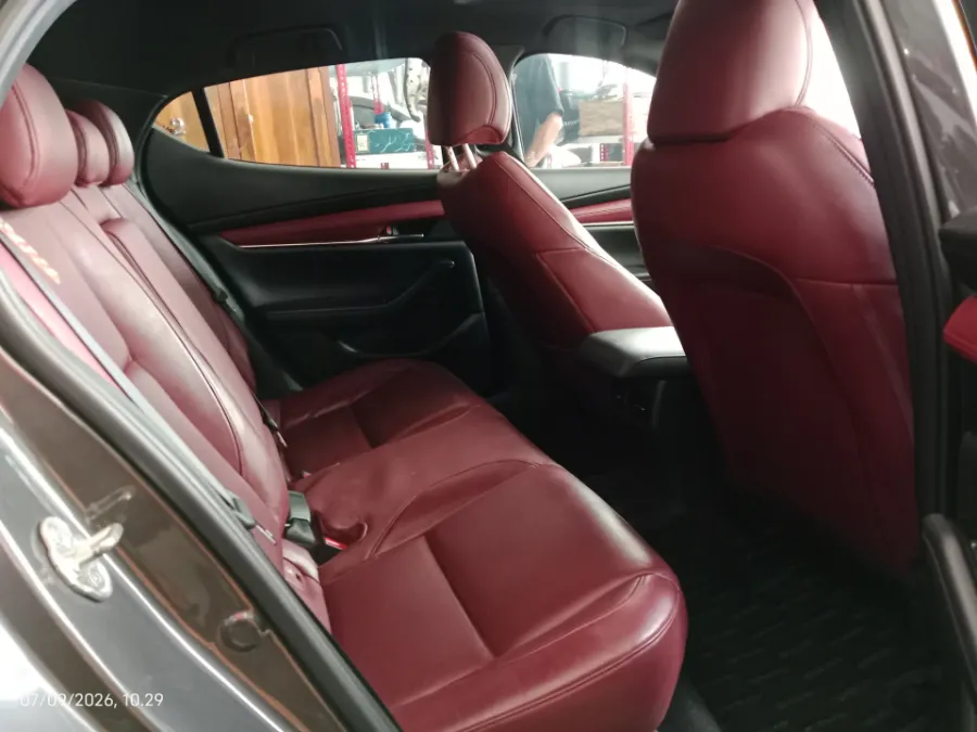 Foto Mobil Bekas Kabin Belakang Mazda 3 2.0 Skyactiv-G Hatchback tahun 2019