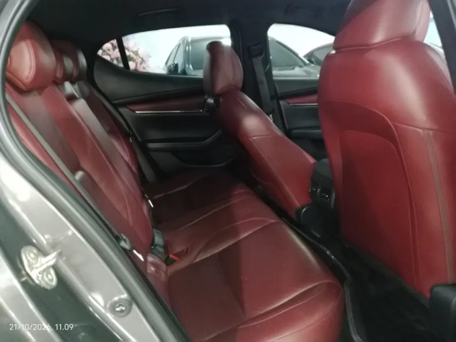 Foto Mobil Bekas Kabin Belakang Mazda 3 2.0 Skyactiv-G Hatchback tahun 2019