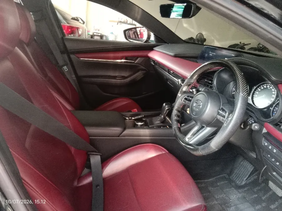 Foto Mobil Bekas Kabin Depan Mazda 3 2.0 Skyactiv-G Hatchback tahun 2019