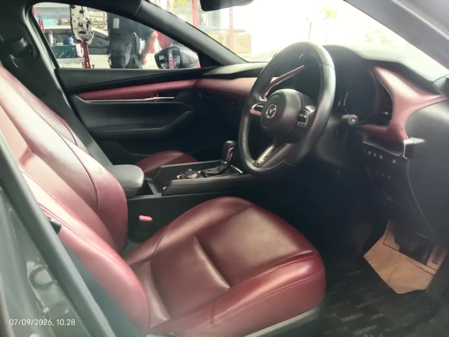 Foto Mobil Bekas Kabin Depan Mazda 3 2.0 Skyactiv-G Hatchback tahun 2019