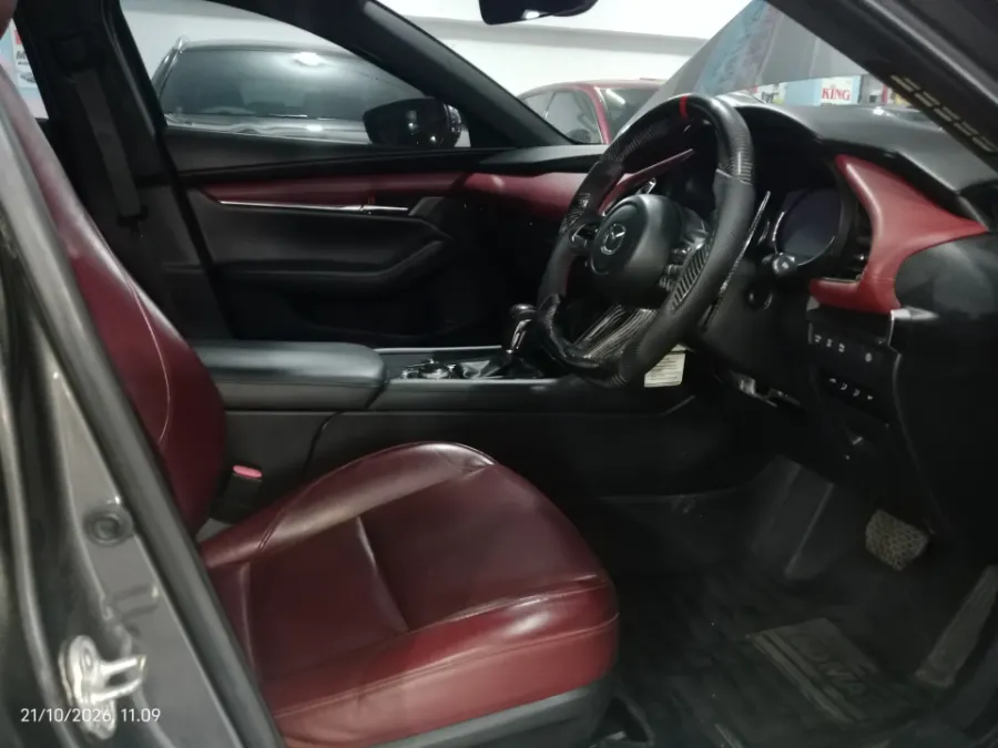 Foto Mobil Bekas Kabin Depan Mazda 3 2.0 Skyactiv-G Hatchback tahun 2019