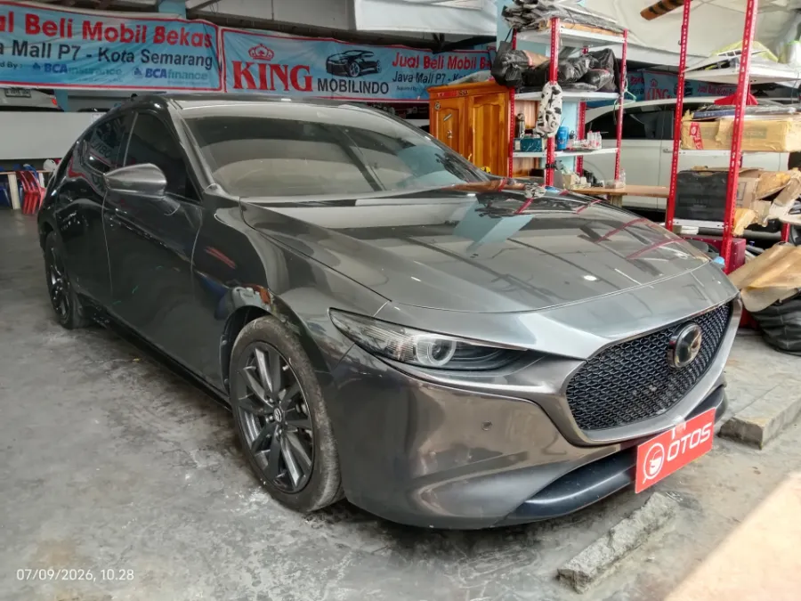 Foto Mobil Bekas Kanan Depan Mazda 3 2.0 Skyactiv-G Hatchback tahun 2019