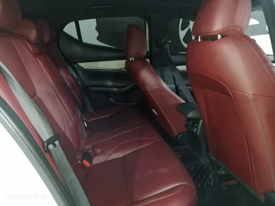 Foto Mobil Bekas Kabin Belakang Mazda 3 2.0 Skyactiv-G Hatchback tahun 2020