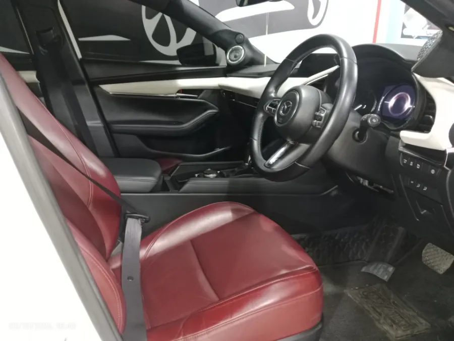 Foto Mobil Bekas Kabin Depan Mazda 3 2.0 Skyactiv-G Hatchback tahun 2020