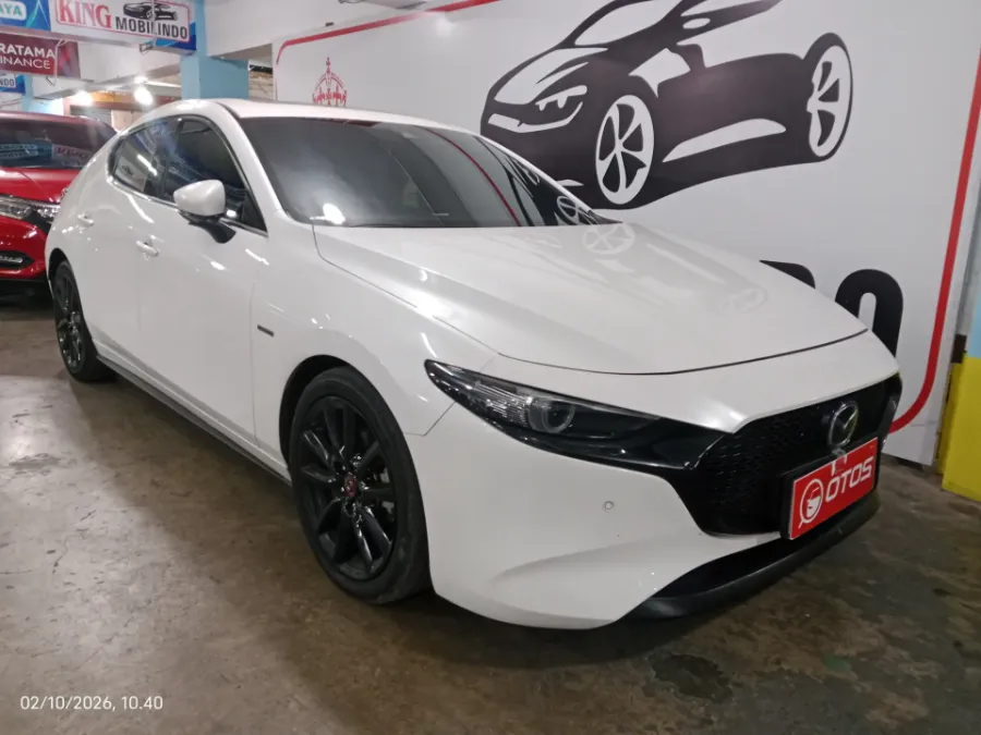 Foto Mobil Bekas Kanan Depan Mazda 3 2.0 Skyactiv-G Hatchback tahun 2020