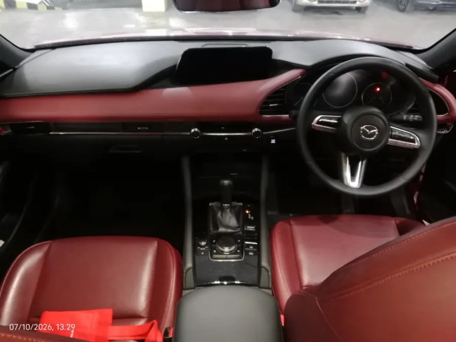Foto Mobil Bekas Dashboard Mazda 3 2.0 Skyactiv-G Hatchback tahun 2021