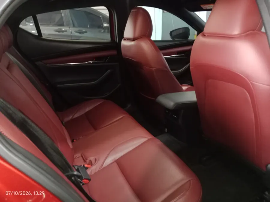 Foto Mobil Bekas Kabin Belakang Mazda 3 2.0 Skyactiv-G Hatchback tahun 2021