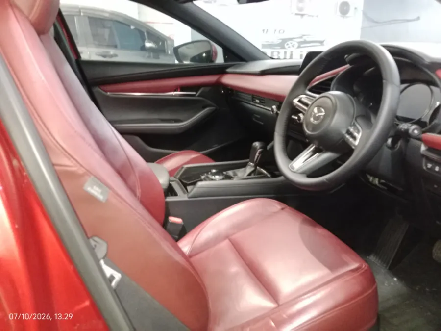 Foto Mobil Bekas Kabin Depan Mazda 3 2.0 Skyactiv-G Hatchback tahun 2021