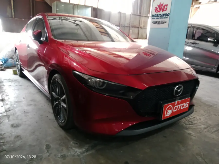 Foto Mobil Bekas Kanan Depan Mazda 3 2.0 Skyactiv-G Hatchback tahun 2021
