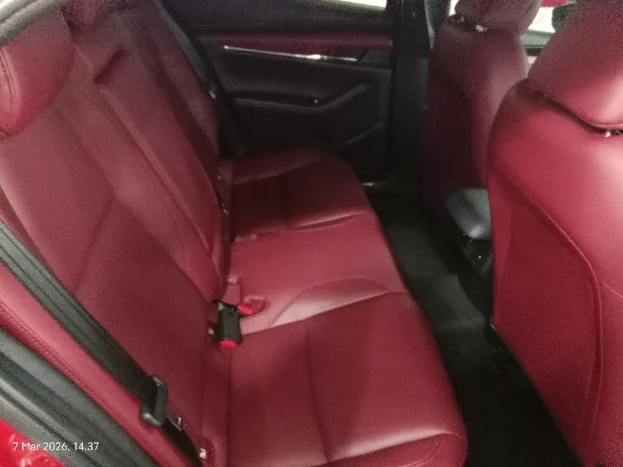 Foto Mobil Bekas Kabin Belakang Mazda 3 2.0 Skyactiv-G Hatchback tahun 2023