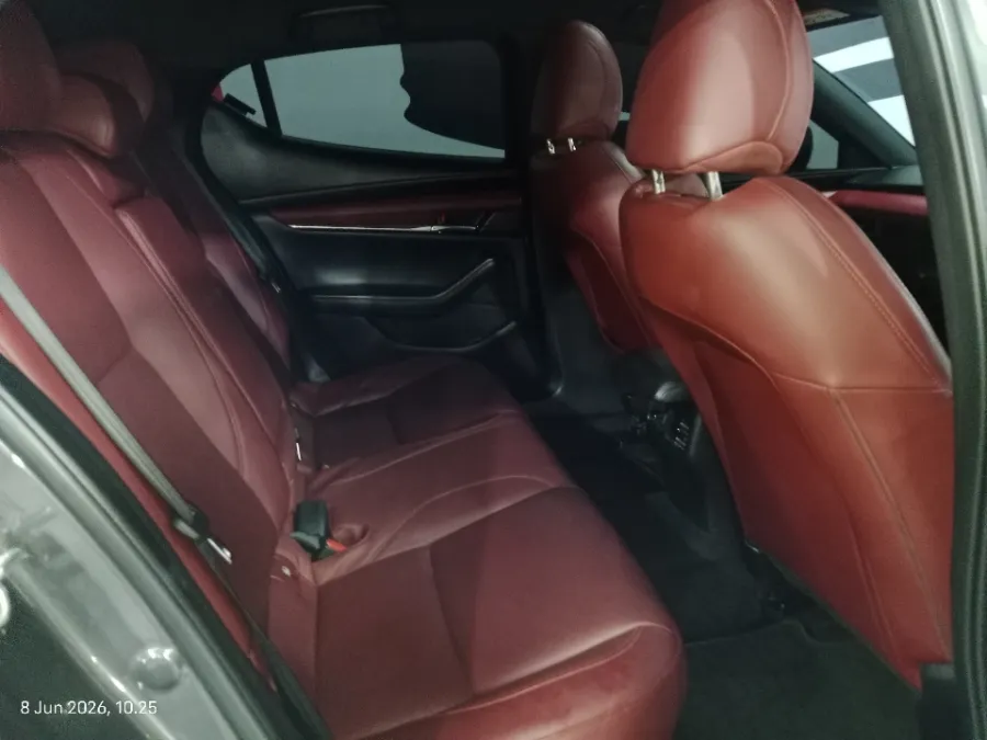 Foto Mobil Bekas Kabin Belakang Mazda 3 2.0 Skyactiv-G Hatchback tahun 2023