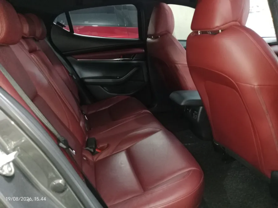 Foto Mobil Bekas Kabin Belakang Mazda 3 2.0 Skyactiv-G Hatchback tahun 2023