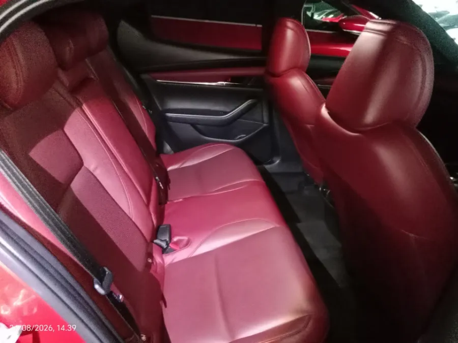 Foto Mobil Bekas Kabin Belakang Mazda 3 2.0 Skyactiv-G Hatchback tahun 2023