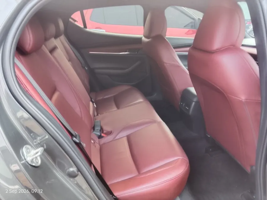 Foto Mobil Bekas Kabin Belakang Mazda 3 2.0 Skyactiv-G Hatchback tahun 2023