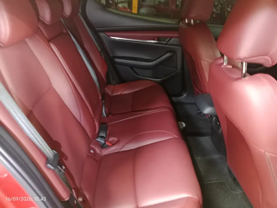 Foto Mobil Bekas Kabin Belakang Mazda 3 2.0 Skyactiv-G Hatchback tahun 2023