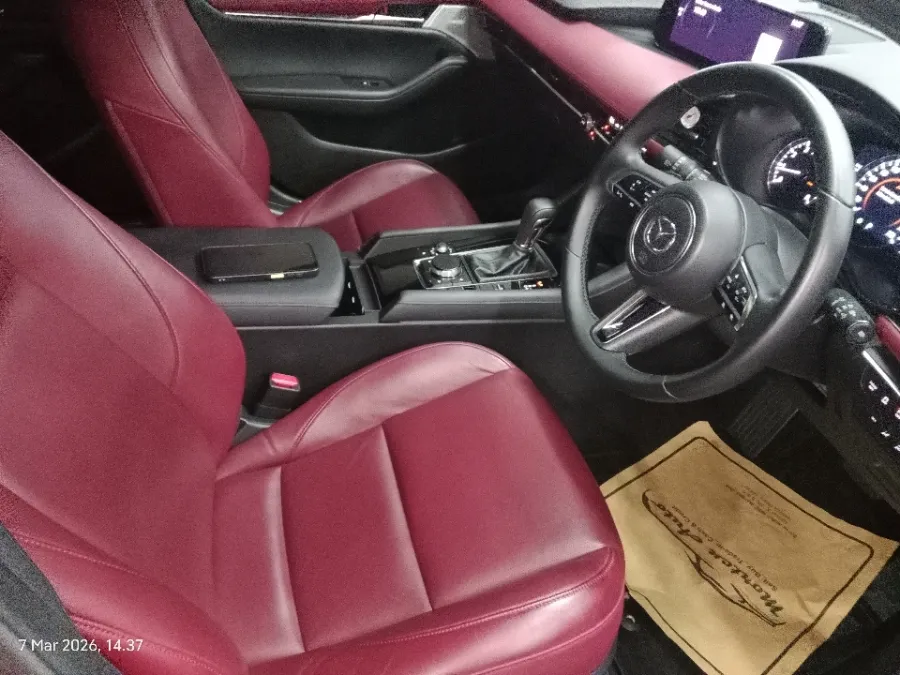 Foto Mobil Bekas Kabin Depan Mazda 3 2.0 Skyactiv-G Hatchback tahun 2023