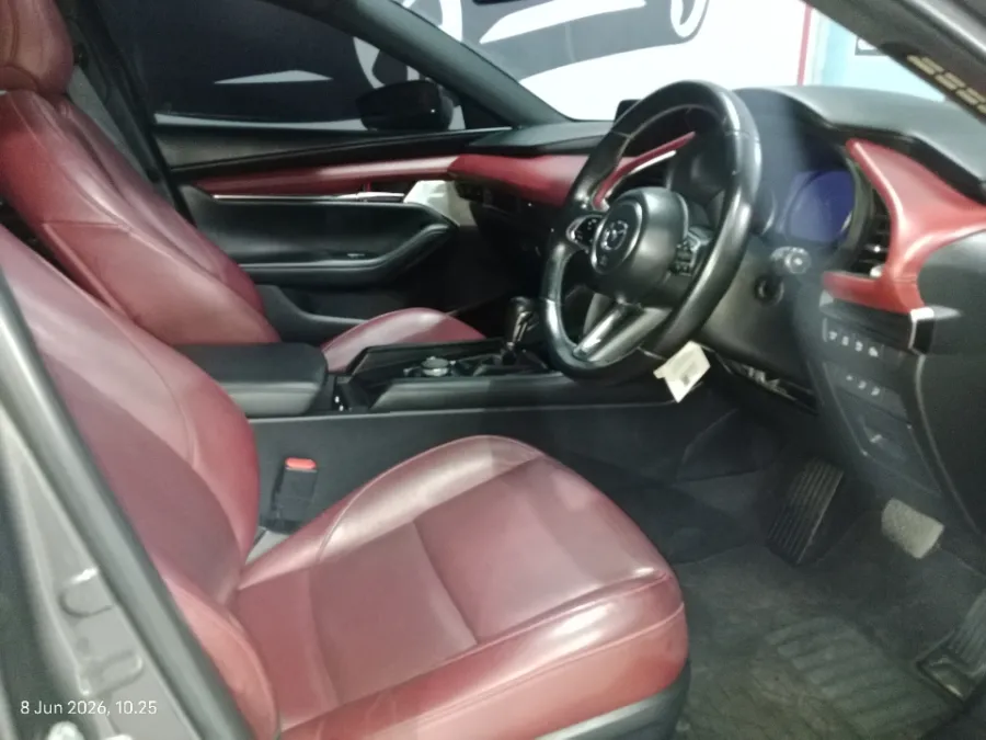Foto Mobil Bekas Kabin Depan Mazda 3 2.0 Skyactiv-G Hatchback tahun 2023