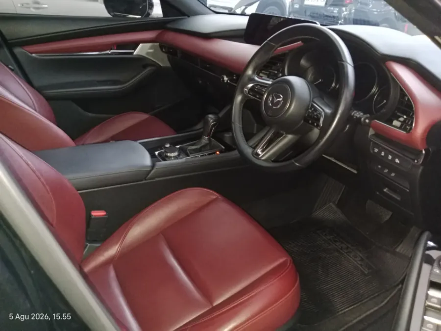 Foto Mobil Bekas Kabin Depan Mazda 3 2.0 Skyactiv-G Hatchback tahun 2023