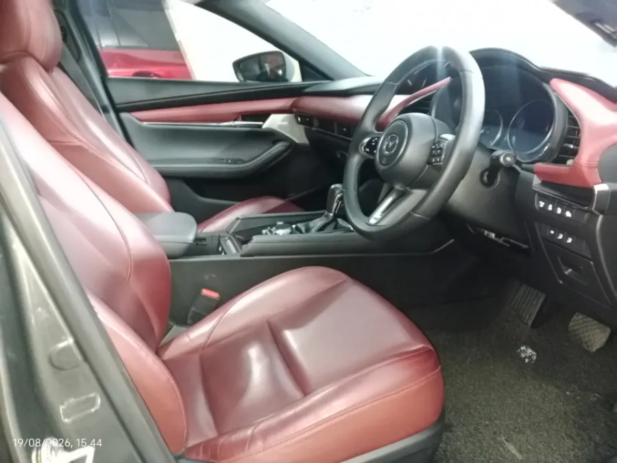 Foto Mobil Bekas Kabin Depan Mazda 3 2.0 Skyactiv-G Hatchback tahun 2023