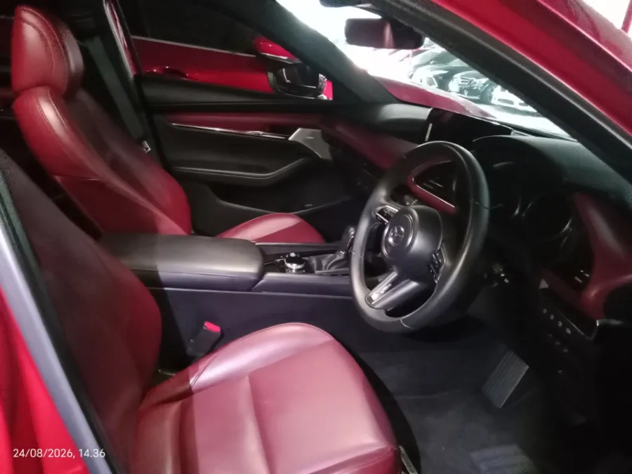 Foto Mobil Bekas Kabin Depan Mazda 3 2.0 Skyactiv-G Hatchback tahun 2023