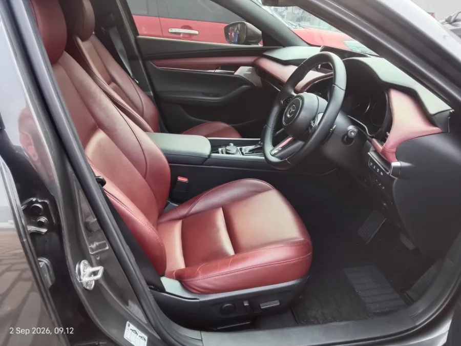 Foto Mobil Bekas Kabin Depan Mazda 3 2.0 Skyactiv-G Hatchback tahun 2023