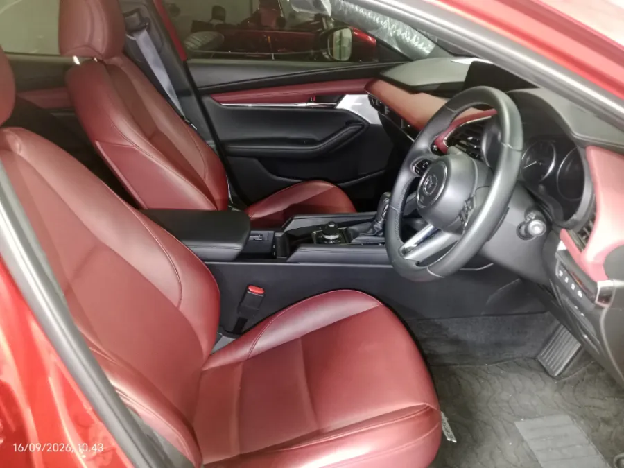Foto Mobil Bekas Kabin Depan Mazda 3 2.0 Skyactiv-G Hatchback tahun 2023