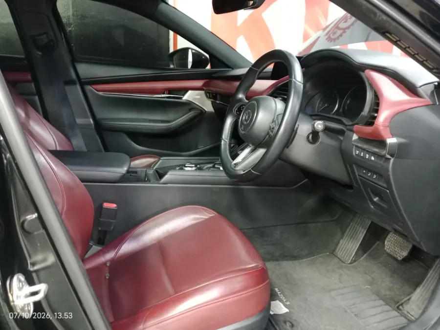 Foto Mobil Bekas Kabin Depan Mazda 3 2.0 Skyactiv-G Hatchback tahun 2023