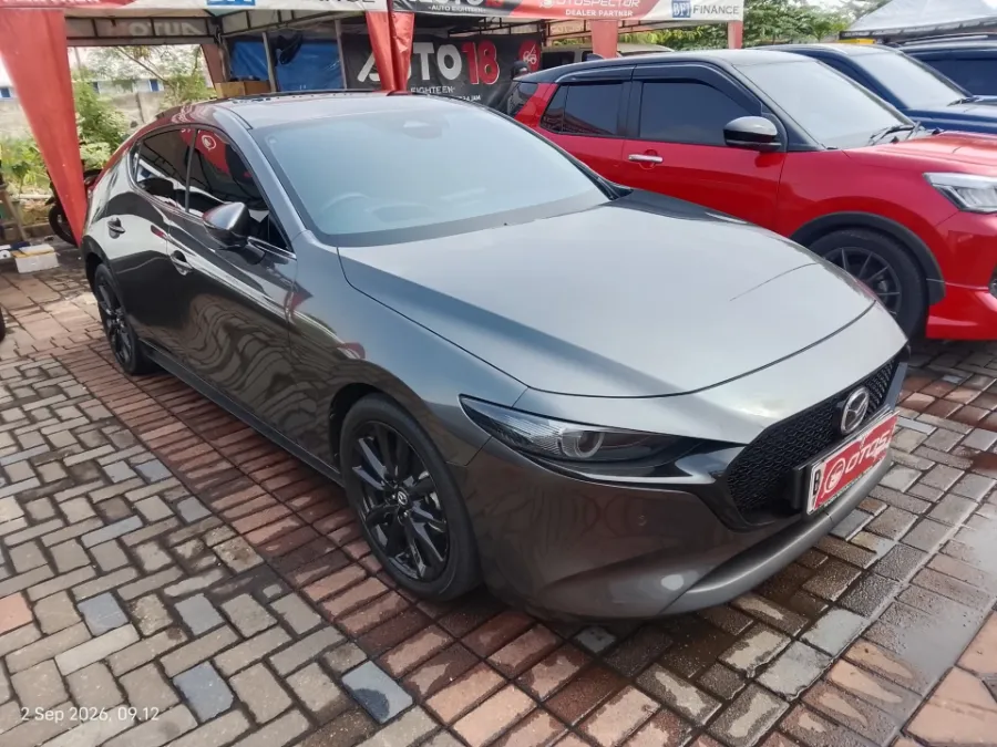 Foto Mobil Bekas Kanan Depan Mazda 3 2.0 Skyactiv-G Hatchback tahun 2023